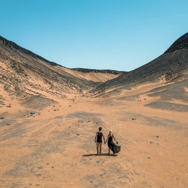 A-wonderful-photo-of-a-couple-in-the-Black-Desert-in-Egypt